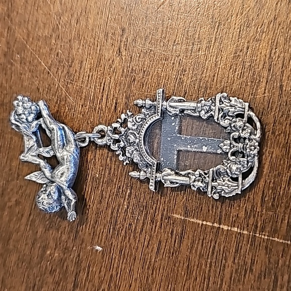 STUNNING VINTAGE CUPID PICTURE FRAME LABEL PIN/BROOCH - Picture 1 of 6